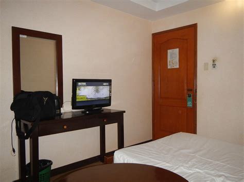 Roxas Midtown Hotel Rooms: Pictures & Reviews.